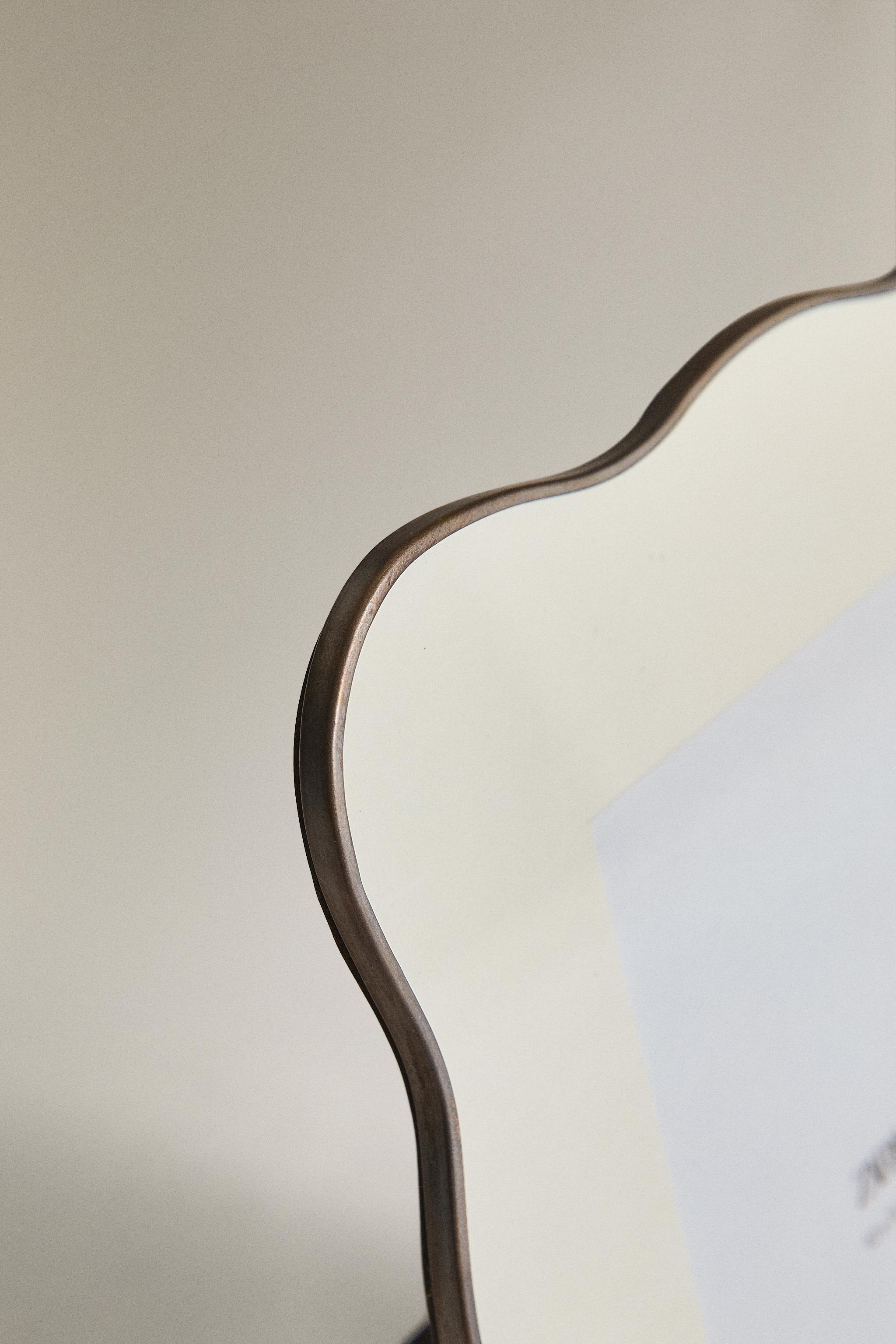 SCALLOPED METAL PICTURE FRAME